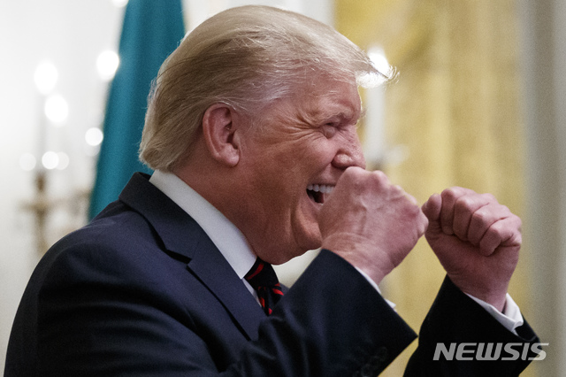 【워싱턴=AP/뉴시스】도널드 트럼프(오른쪽) 미국 대통령이 16일(현지시간) 백악관 이스트룸에서 세르조 마타렐라 이탈리아 대통령 환영 리셉션 중 연설하며 리액션을 하고 있다.&nbsp; 앞서 트럼프 대통령은 다음 달 칠레에서 열리는 아시아·태평양경제협력체(APEC) 정상회의에서 시진핑 중국 국가주석을 만날 때까지 "중국과의 무역 합의에 서명하지 않을 것"이라고 말했다. 미-중 양국은 지난 10~11일 이틀간 워싱턴에서 고위급 무역 협상을 열어 부분 합의를 이룬 바 있다. 2019.10.17. 