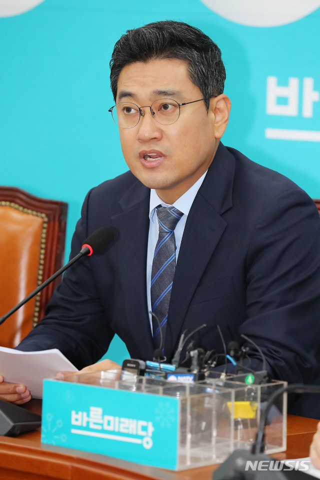 【서울=뉴시스】 장세영 기자 = 오신환 바른미래당 원내대표가 17일 오전 서울 여의도 국회 바른미래당 원내대표회의실에서 열린 제5차 국감대책회의에 참석해 현안 관련 모두발언을 하고 있다. 2019.10.17. photothink@newsis.com