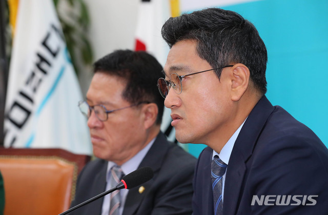【서울=뉴시스】 장세영 기자 = 오신환 바른미래당 원내대표가 17일 오전 서울 여의도 국회 바른미래당 원내대표회의실에서 열린 제5차 국감대책회의에 참석해 현안 관련 모두발언을 하고 있다. 2019.10.17. photothink@newsis.com