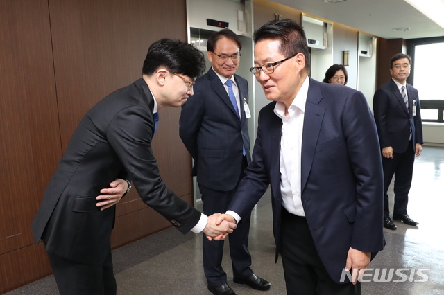【서울=뉴시스】최진석 기자 = 한동훈 대검찰청 반부패·강력부장이 17일 오전 서울 서초구 대검찰청에서 열린 국회 법제사법위원회의 대검찰청에 대한 2019 국정감사 시작에 앞서 박지원 대안신당 의원과 악수를 하고 있다. 2019.10.17.myjs@newsis.com