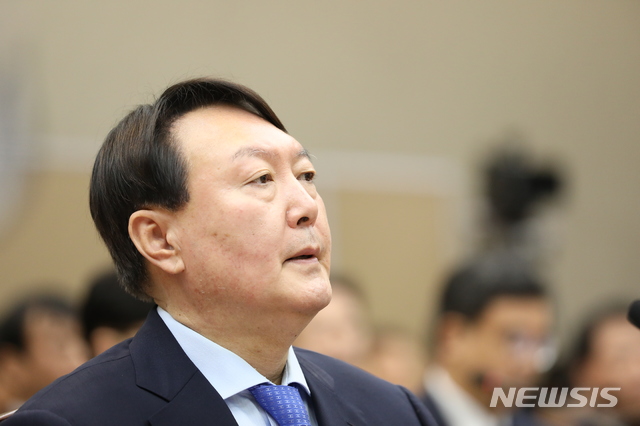 【서울=뉴시스】최진석 기자 = 윤석열 검찰총장이 17일 오전 서울 서초구 대검찰청에서 열린 국회 법제사법위원회의 대검찰청에 대한 2019 국정감사에 출석해 시작을 기다리고 있다. 2019.10.17.myjs@newsis.com