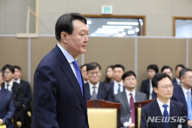 【서울=뉴시스】최진석 기자 = 윤석열 검찰총장이 17일 오전 서울 서초구 대검찰청에서 열린 국회 법제사법위원회의 대검찰청에 대한 2019 국정감사에 출석해 선서를 하기 위해 이동하고 있다. 2019.10.17.myjs@newsis.com
