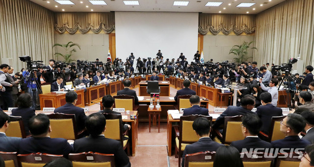 【서울=뉴시스】최진석 기자 = 윤석열 검찰총장을 비롯한 검찰측 증인이 17일 오전 서울 서초구 대검찰청에서 열린 국회 법제사법위원회의 대검찰청에 대한 2019 국정감사에 참석해 있다. 2019.10.17.&nbsp; myjs@newsis.com 