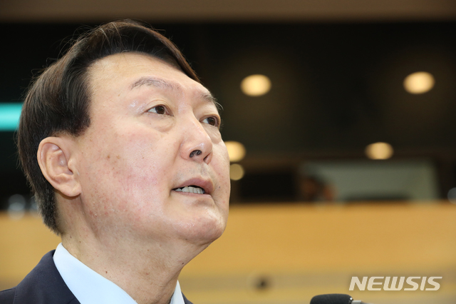 【서울=뉴시스】최진석 기자 = 윤석열 검찰총장이 17일 오전 서울 서초구 대검찰청에서 열린 국회 법제사법위원회의 대검찰청에 대한 2019 국정감사에서 업무보고를 하고 있다. 2019.10.17. myjs@newsis.com