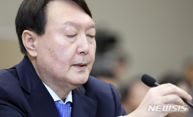 【서울=뉴시스】최진석 기자 = 윤석열 검찰총장이 17일 오전 서울 서초구 대검찰청에서 열린 국회 법제사법위원회의 대검찰청에 대한 2019 국정감사에 출석해 마이크를 만지며 눈을 감고 있다. 2019.10.17.myjs@newsis.com