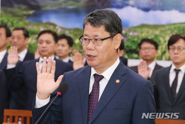 【서울=뉴시스】이종철 기자 = 김연철 통일부 장관이 17일 오전 서울 여의도 국회에서 열린 외교통일위원회의 국정감사에서 출석하여 선서를 하고 있다. 2019.10.17.jc4321@newsis.com