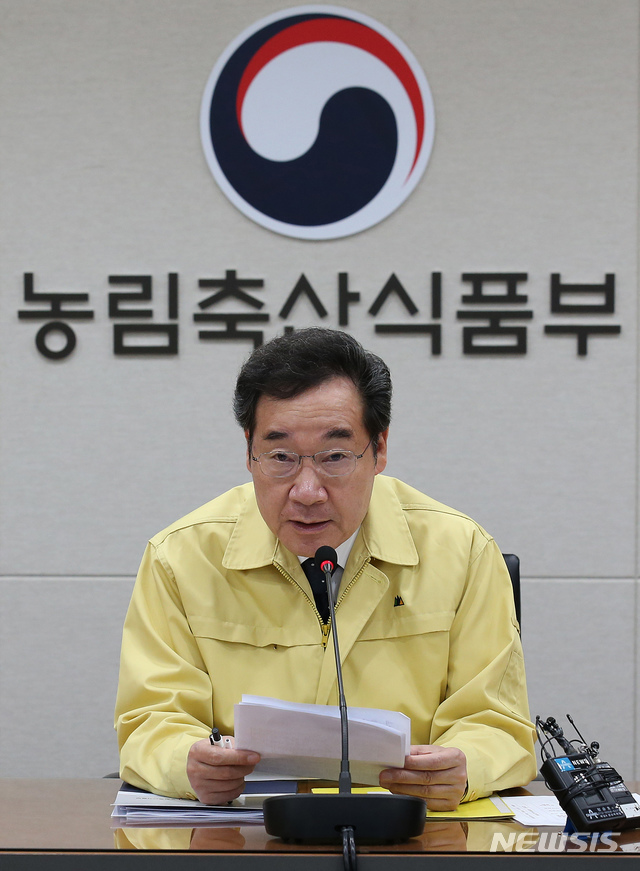 【세종=뉴시스】강종민 기자 = 이낙연 국무총리가 17일 오전 정부세종청사 농림축산식품부 아프리카돼지열병 방역 상황실을 찾아 방역상황을 점검하고 있다. 2019.10.17. (사진=문체부 제공)photo@newsis.com