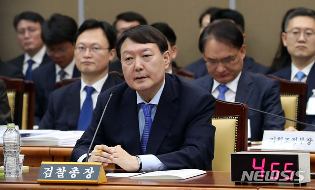 【서울=뉴시스】홍효식 기자 = 윤석열 검찰총장이 17일 오전 서울 서초구 대검찰청에서 열린 국회 법제사법위원회의 대검찰청에 대한 국정감사에서 의원들 질의에 답하고 있다. 2019.10.17.&nbsp; yesphoto@newsis.com