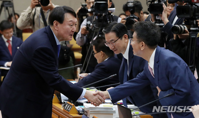 [서울=뉴시스]윤석열 국민의힘 대선 후보와 이철희 청와대 정무수석의 2년 전 대검찰청 국정감사 때 모습. (사진=뉴시스DB) 2019.10.17. 