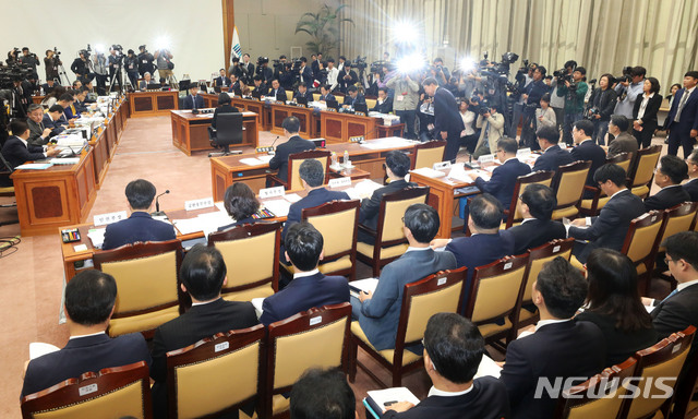 【서울=뉴시스】홍효식 기자 = 윤석열 검찰총장이 17일 오전 서울 서초구 대검찰청에서 열린 국회 법제사법위원회의 대검찰청에 대한 국정감사에서 업무보고를 마친 뒤 인사하고 있다. 2019.10.17. yesphoto@newsis.com