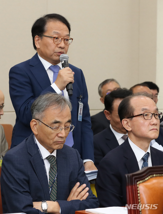 【서울=뉴시스】김명원 기자 = 한인섭 한국형사정책연구원 원장이 17일 오전 서울 여의도 국회 정무위원회에서 열린 경제·인문사회연구회 출연연구기관(23개) 국정감사에서 성일종 자유한국당 의원들의 서울대공익인권법인센터의 조모씨 인턴십 활동 예정 증명서 질의에 답변하고 있다. 2019.10.17. kmx1105@newsis.com