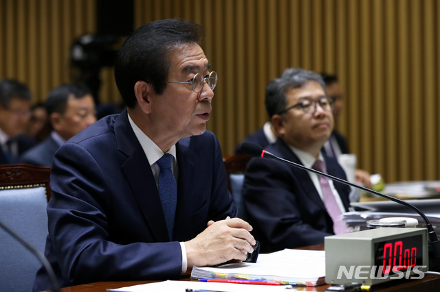 【서울=뉴시스】이윤청 기자 = 박원순 서울시장이 17일 서울 중구 서울시청 대회의실에서 열린 국회 국토교통위원회의 서울특별시 국정감사에서 의원들의 질의에 답하고 있다. 2019.10.17. radiohead@newsis.com