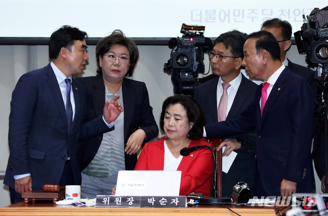 【서울=뉴시스】이윤청 기자 = 더불어민주당 윤관석 의원과 자유한국당 박덕흠 의원 등이 17일 서울 중구 서울시청 대회의실에서 열린 국회 국토교통위원회의 서울특별시 국정감사에서 박순자 위원장과 대화하고 있다. 2019.10.17. radiohead@newsis.com