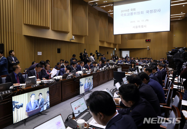 【서울=뉴시스】이윤청 기자 = 박원순 서울시장이 17일 서울 중구 서울시청 대회의실에서 열린 국회 국토교통위원회의 서울특별시 국정감사에서 의원들의 질의에 답하고 있다. 2019.10.17. radiohead@newsis.com