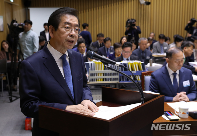 【서울=뉴시스】이윤청 기자 = 박원순 서울시장이 17일 서울 중구 서울시청 대회의실에서 열린 국회 국토교통위원회의 서울특별시 국정감사에서 업무보고를 하고 있다. 2019.10.17. radiohead@newsis.com