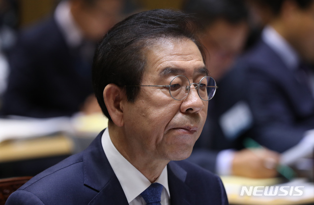 【서울=뉴시스】이윤청 기자 = 김태호 서울교통공사 사장이 17일 서울 중구 서울시청 대회의실에서 열린 국회 국토교통위원회의 서울특별시 국정감사에 참석해 의원들의 질의를 듣고 있다. 2019.10.17. radiohead@newsis.com