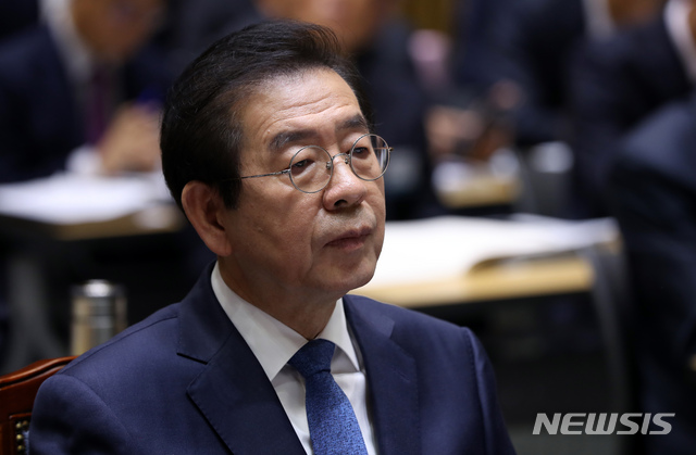 【서울=뉴시스】이윤청 기자 = 박원순 서울시장이 17일 서울 중구 서울시청 대회의실에서 열린 국회 국토교통위원회의 서울특별시 국정감사에 참석해 의원들의 의사진행 발언을 듣고 있다. 2019.10.17.&nbsp; radiohead@newsis.com