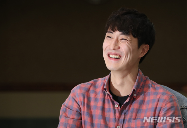 【서울=뉴시스】조수정 기자 = 2019 SAC CUBE 연극 '맨 끝줄 소년' 배우 안창현이 10일 오후 서울 서초동 예술의전당에서 뉴시스와 인터뷰 하고 있다. 2019.10.chocrystal@newsis.com