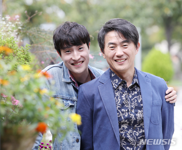 【서울=뉴시스】조수정 기자 = 2019 SAC CUBE 연극 '맨 끝줄 소년' 배우 박윤희, 안창현이 10일 오후 서울 서초동 예술의전당에서 뉴시스와 인터뷰를 마친 뒤 포즈를 취하고 있다. 2019.10.chocrystal@newsis.com