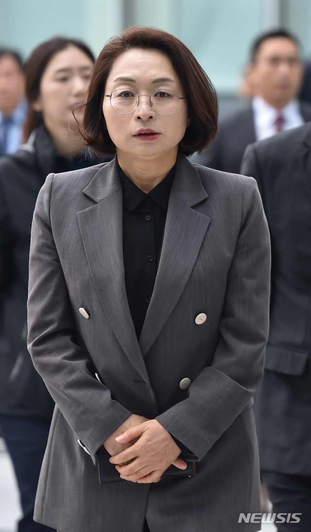 【수원=뉴시스】 김종택 기자 = 정치자금법 위반 혐의로 기소돼 1심에서 벌금 90만원이 선고된 은수미 성남시장이 17일 오전 경기 수원시 영통구 수원고등법원에서 열린 항소심 첫 공판에 출석하고 있다. 2019.10.17. semail3778@naver.com