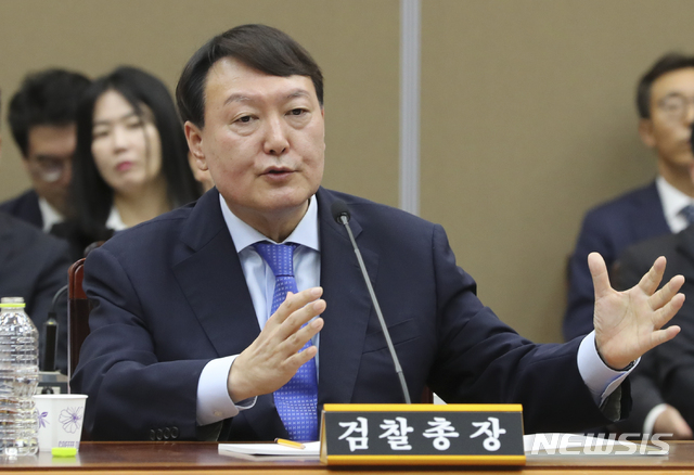 【서울=뉴시스】최진석 기자 = 윤석열 검찰총장이&nbsp; 17일 오전 서울 서초구 대검찰청에서 열린 국회 법제사법위원회의 대검찰청 2019 국정감사에서 의원들의 질의에 답하고 있다. 2019.10.17.myjs@newsis.com