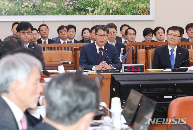 【서울=뉴시스】이종철 기자 = 김연철 통일부 장관이 17일 오전 서울 여의도 국회에서 열린 외교통일위원회의 국정감사에서 답변을 하고 있다. 2019.10.17.jc4321@newsis.com