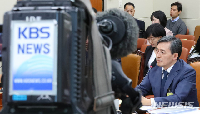 【서울=뉴시스】 장세영 기자 = 양승동 한국방송공사 사장이 17일 오전 서울 국회 열린 과학기술정보방송통신위원회 소관 한국방송공사, 한국교육방송공사의 국정감사에서 KBS 카메라가 찍고 있는 가운데 의원질의에 답하고 있다. 2019.10.17.&nbsp; photothink@newsis.com