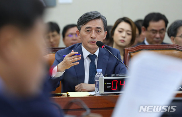 【서울=뉴시스】 장세영 기자 = 양승동 한국방송공사 사장이 17일 오전 서울 국회 열린 과학기술정보방송통신위원회 소관 한국방송공사, 한국교육방송공사의 국정감사에서 김경진 무소속 의원의 질의에 답고 있다. 2019.10.17. photothink@newsis.com