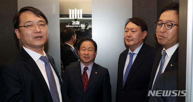 【서울=뉴시스】홍효식 기자 = 윤석열 검찰총장 등이 17일 오전 서울 서초구 대검찰청에서 열린 국회 법제사법위원회의 대검찰청에 대한 국정감사에서 오전 질의를 마친 뒤 승강기를 타고 퇴장하고 있다. 강남일(왼쪽부터) 대검 차장검사, 주광덕 자유한국당 의원, 윤 총장, 금태섭 더불어민주당 의원. 2019.10.17. yesphoto@newsis.com