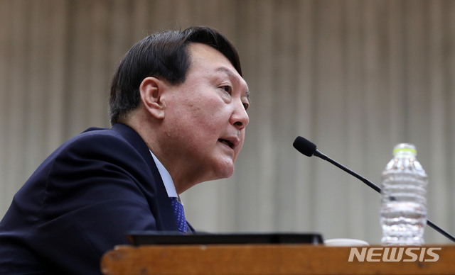 【서울=뉴시스】홍효식 기자 = 윤석열 검찰총장이 17일 오전 서울 서초구 대검찰청에서 열린 국회 법제사법위원회의 대검찰청에 대한 국정감사에서 의원들 질의에 답하고 있다. 2019.10.17. yesphoto@newsis.com