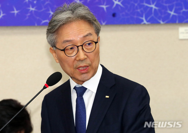 【서울=뉴시스】 장세영 기자 = 김명중 한국교육방송공사 사장이 17일 오전 서울 국회 열린 과학기술정보방송통신위원회 소관 한국방송공사, 한국교육방송공사의 국정감사에서 업무보고 하고 있다. 2019.10.17. photothink@newsis.com