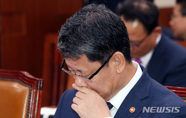 【서울=뉴시스】이종철 기자 = 김연철 통일부 장관이 17일 오전 서울 여의도 국회에서 열린 외교통일위원회의 국정감사에 출석하여 아프리카돼지열병(ASF) 확진 판정과 관련한 북한과의 공동조사와 방역 추진 요청에 대한 의원들의 질의에 심각한 표정을 하고 있다. 2019.10.17.jc4321@newsis.com