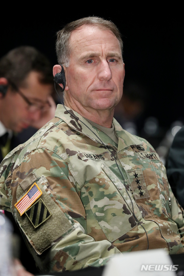 【서울=뉴시스】김병문 기자 = 로버트 에이브럼스 한미연합사령관 겸 유엔군 사령관이 17일 오후 서울 서초구 JW메리어트 호텔에서 '미래 다차원 전장에서 육군의 역할과 발전방향'을 주제로 열린 제5회 미래 지상군 발전 국제심포지움에 참석해 환영사를 경청하고 있다. 2019.10.17. dadazon@newsis.com