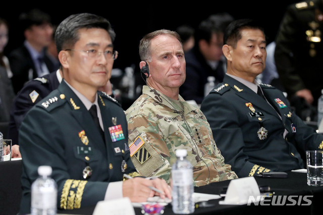 【서울=뉴시스】김병문 기자 = 로버트 에이브럼스(가운데) 한미연합사령관 겸 유엔군 사령관과 서욱(왼쪽) 육군참모총장이 17일 오후 서울 서초구 JW메리어트 호텔에서 '미래 다차원 전장에서 육군의 역할과 발전방향'을 주제로 열린 제5회 미래 지상군 발전 국제심포지움에 참석해 있다. 2019.10.17. dadazon@newsis.com