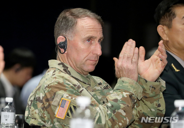【서울=뉴시스】김병문 기자 = 로버트 에이브럼스 한미연합사령관 겸 유엔군 사령관이 17일 오후 서울 서초구 JW메리어트 호텔에서 '미래 다차원 전장에서 육군의 역할과 발전방향'을 주제로 열린 제5회 미래 지상군 발전 국제심포지움에 참석해 기조연설을 하기 위해 박수치고 있다. 2019.10.17. dadazon@newsis.com