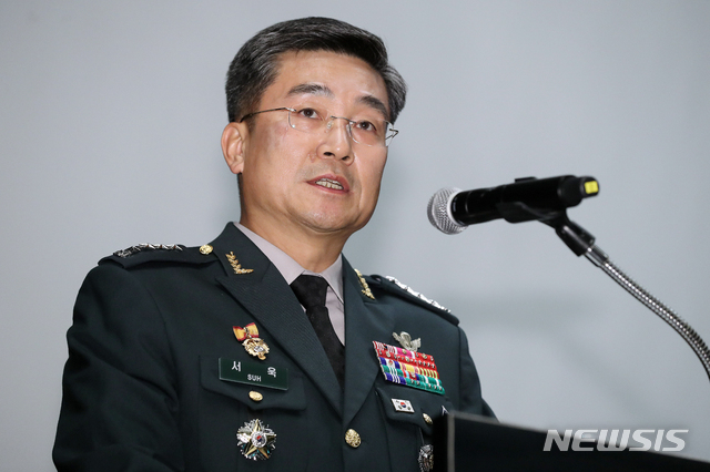 【서울=뉴시스】김병문 기자 = 서욱 육군참모총장이 17일 오후 서울 서초구 JW메리어트 호텔에서 '미래 다차원 전장에서 육군의 역할과 발전방향'을 주제로 열린 제5회 미래 지상군 발전 국제심포지움에 참석해 환영사를 하고 있다. 2019.10.17. dadazon@newsis.com