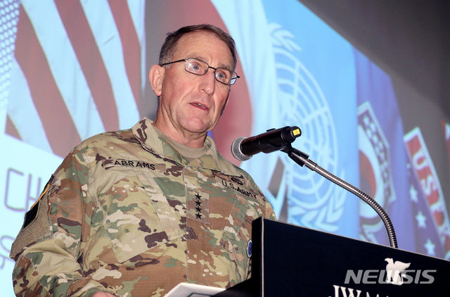 【서울=뉴시스】김병문 기자 = 로버트 에이브럼스 한미연합사령관 겸 유엔군 사령관이 17일 오후 서울 서초구 JW메리어트 호텔에서 '미래 다차원 전장에서 육군의 역할과 발전방향'을 주제로 열린 제5회 미래 지상군 발전 국제심포지움에 참석해 기조연설을 하고 있다. 2019.10.17. dadazon@newsis.com