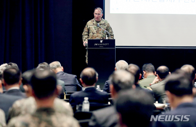【서울=뉴시스】김병문 기자 = 로버트 에이브럼스 한미연합사령관 겸 유엔군 사령관이 17일 오후 서울 서초구 JW메리어트 호텔에서 '미래 다차원 전장에서 육군의 역할과 발전방향'을 주제로 열린 제5회 미래 지상군 발전 국제심포지움에 참석해 기조연설을 하고 있다. 2019.10.17. dadazon@newsis.com