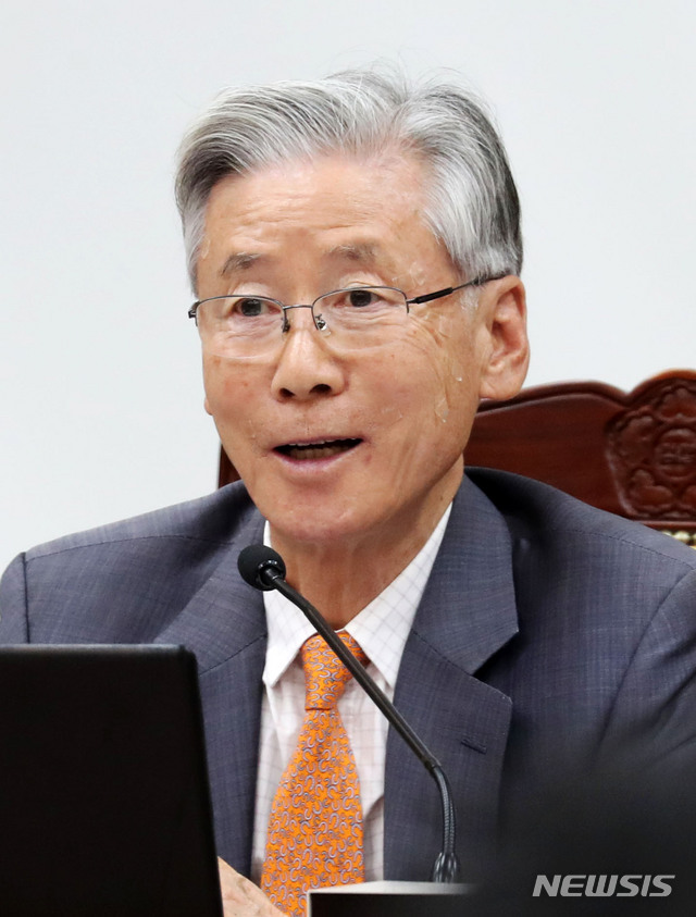 【서울=뉴시스】홍효식 기자 = 여상규 국회 법제사법위원장이 17일 오전 서울 서초구 대검찰청에서 열린 국회 법제사법위원회의 대검찰청에 대한 국정감사에서 윤석열 검찰총장에게 질의하고 있다. 2019.10.17.&nbsp; yesphoto@newsis.com