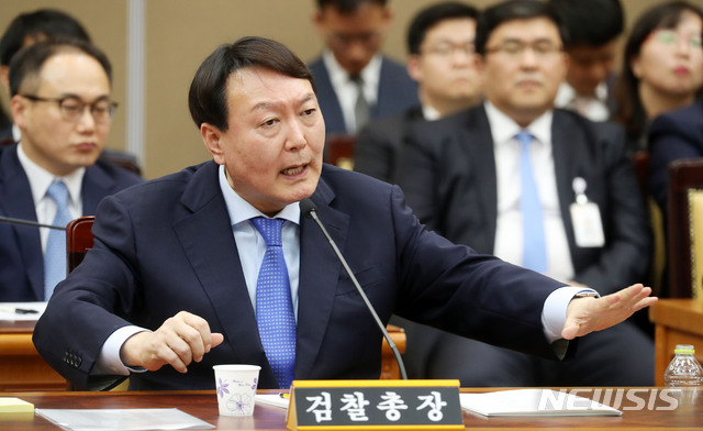 【서울=뉴시스】홍효식 기자 = 윤석열 검찰총장이 17일 오전 서울 서초구 대검찰청에서 열린 국회 법제사법위원회의 대검찰청에 대한 국정감사에서 의원들 질의에 답하고 있다. 2019.10.17.&nbsp; yesphoto@newsis.com