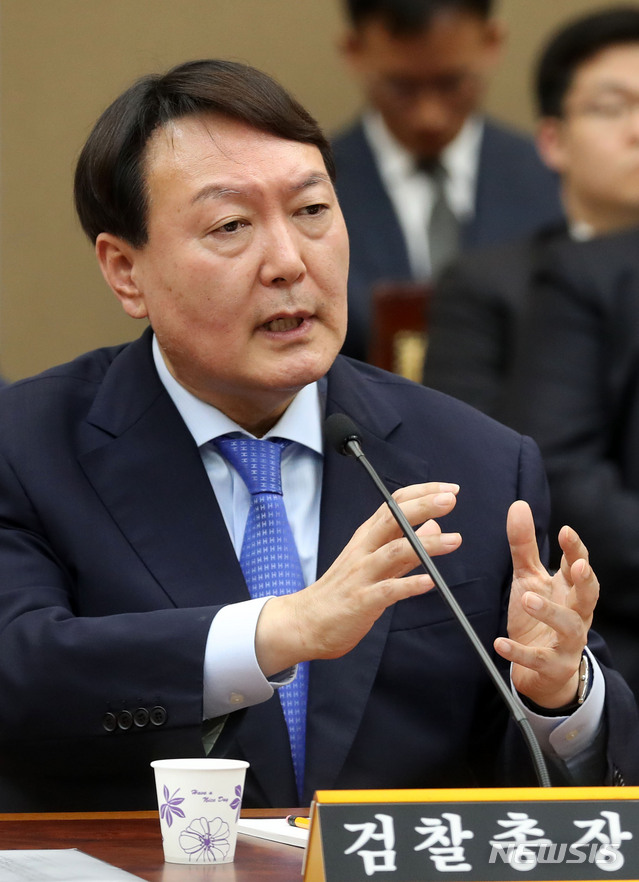 【서울=뉴시스】홍효식 기자 = 윤석열 검찰총장이 17일 오전 서울 서초구 대검찰청에서 열린 국회 법제사법위원회의 대검찰청에 대한 국정감사에서 의원들 질의에 답하고 있다. 2019.10.17. yesphoto@newsis.com