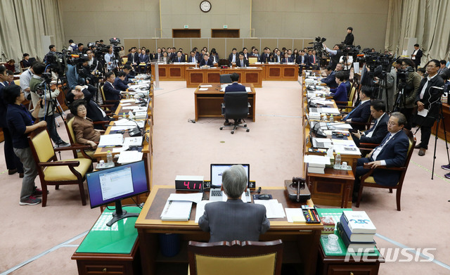 【서울=뉴시스】홍효식 기자 = 윤석열 검찰총장이 17일 오전 서울 서초구 대검찰청에서 열린 국회 법제사법위원회의 대검찰청에 대한 국정감사에 출석한 가운데 여상규 법제사법위원장이 감사를 주재하고 있다. 2019.10.17. yesphoto@newsis.com