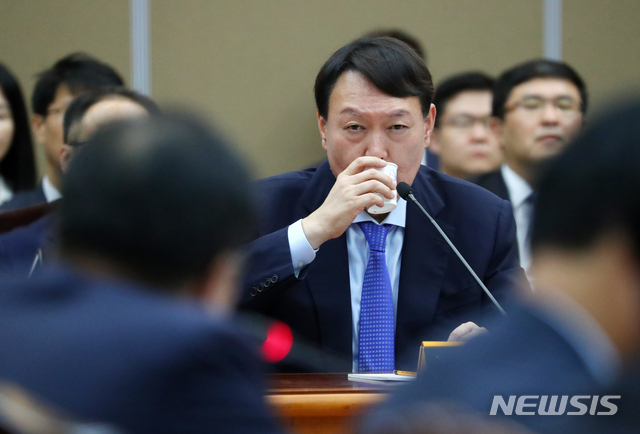 【서울=뉴시스】전신 기자 = 윤석열 검찰총장이 17일 서울 서초구 대검찰청에서 열린 국회 법제사법위원회의 대검찰청 국정감사에서 목을 축이고 있다. 2019.10.17. photo1006@newsis.com
