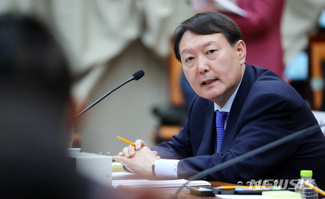 【서울=뉴시스】전신 기자 = 윤석열 검찰총장이 지난 17일 서울 서초구 대검찰청에서 열린 국회 법제사법위원회의 대검찰청 국정감사에서 무소속 박지원 의원의 질의에 답변하고 있다. 2019.10.17. photo1006@newsis.com