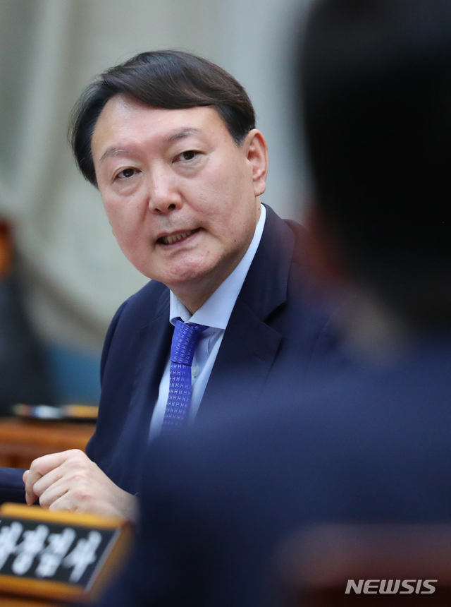 【서울=뉴시스】전신 기자 = 윤석열 검찰총장이 17일 서울 서초구 대검찰청에서 열린 국회 법제사법위원회의 대검찰청 국정감사에서 무소속 박지원 의원의 질의에 답변하고 있다. 2019.10.17. photo1006@newsis.com