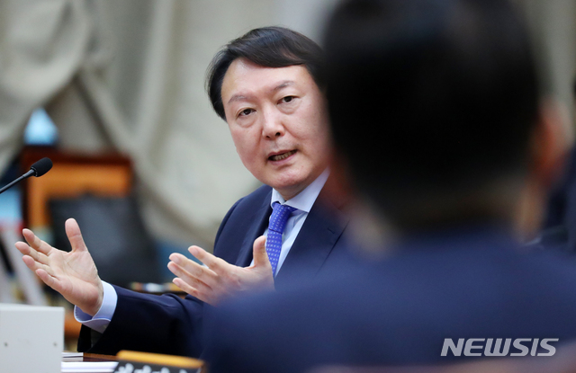 【서울=뉴시스】전신 기자 = 윤석열 검찰총장이 17일 서울 서초구 대검찰청에서 열린 국회 법제사법위원회의 대검찰청 국정감사에서 무소속 박지원 의원의 질의에 답변하고 있다. 2019.10.17. photo1006@newsis.com