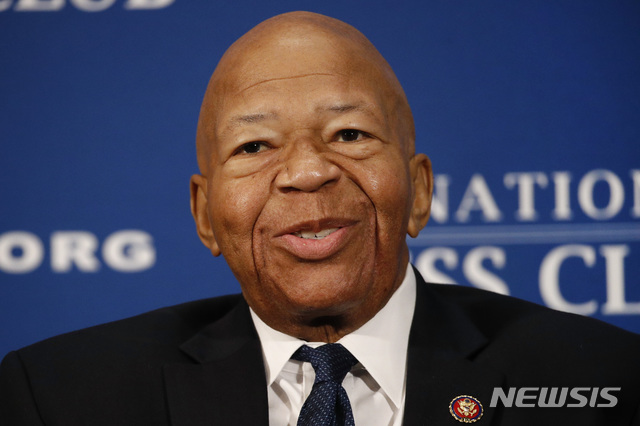 [워싱턴=AP/뉴시스] 일라이자 커밍스 미 하원 정부감독개혁위원회 위원장이 17일(현지시간) 68세를 일기로 타계했다. 사진은 지난 8월 워싱턴에서 기자회견을 하던 커밍스 의원. 2019.10.17