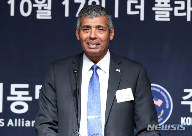 【서울=뉴시스】이영환 기자 = 빈센트 브룩스 전 한미연합사 사령관이 17일 오후 서울 중구 더 플라자호텔 다이아몬드홀에서 열린 한미동맹의 밤 행사에서 축하 연설을 하고 있다.2019.10.17. 20hwan@newsis.com