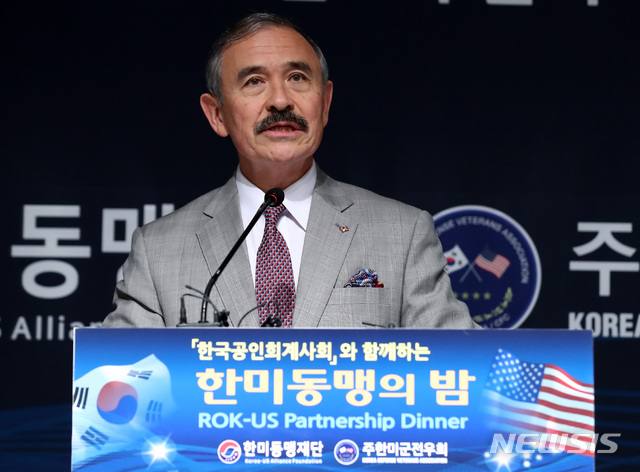 【서울=뉴시스】이영환 기자 = 해리 해리스 주한미국 대사가 17일 오후 서울 중구 더 플라자호텔 다이아몬드홀에서 열린 한미동맹의 밤 행사에서 축하 연설을 하고 있다.2019.10.17. 20hwan@newsis.com