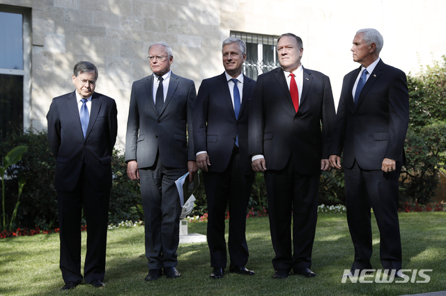 【앙카라=AP/뉴시스】 17일(현지시간) 미국 대표단이 레제프 타이이프 에르도안 터키 대통령과 협상장으로 출발하기 전 터키 주재 미국대사관에서 기념사진을 찍고 있다. 왼쪽부터 데이비드 새터필드 터키 주재 미국 대사, 제임스 제프리 국무부 시리아 특사, 로버트 오브라이언 국가안보회의 보좌관, 마이크 폼페이오 국무장관, 마이크 펜스 부통령. 2019.10.18
